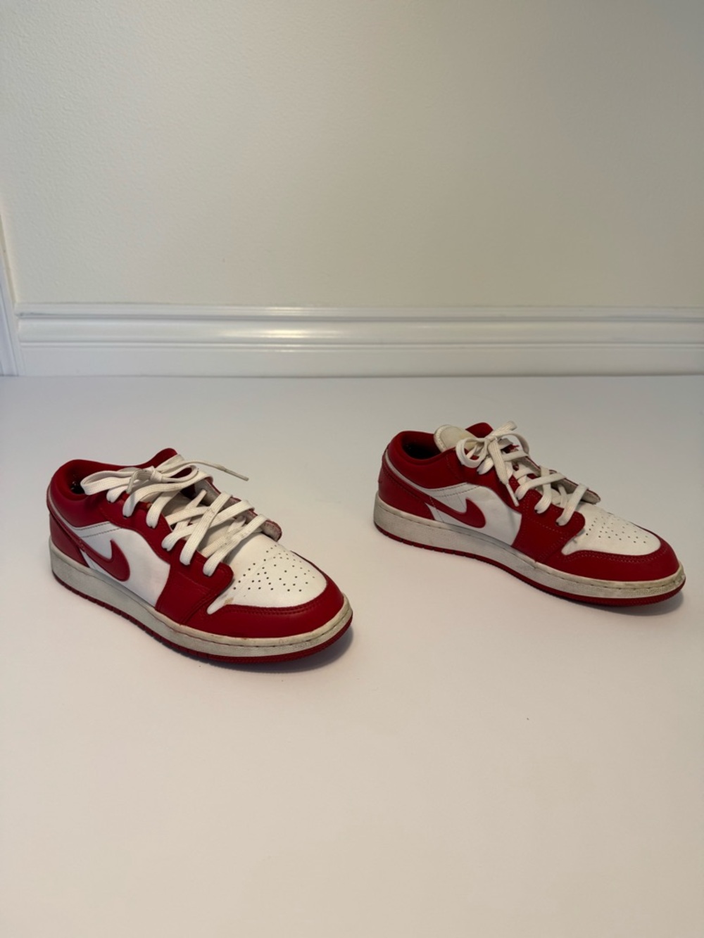 Nike Air Jordan 1 Low GS Red White 6.5Y Youth   Womens 8 553560-611